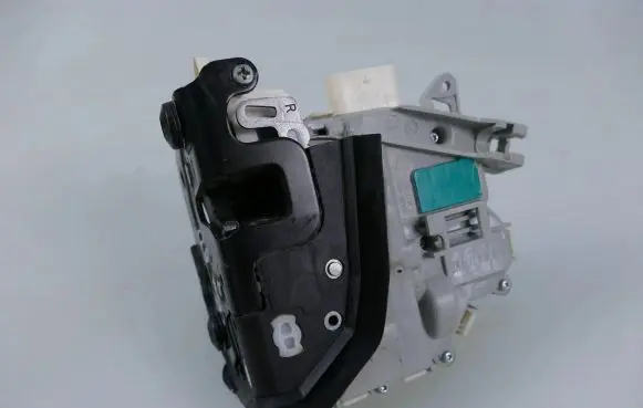 Audi Q3 8U Front door lock 8J1837016F