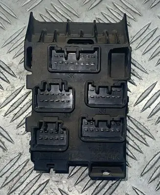 Toyota Corolla E120 E130 Fuse module 8273405030