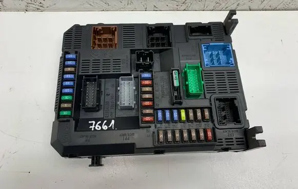Peugeot 208 Fuse module 9807532080 E1111753