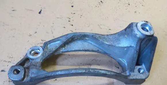 Volkswagen Touareg I Engine mounting bracket 070260885A