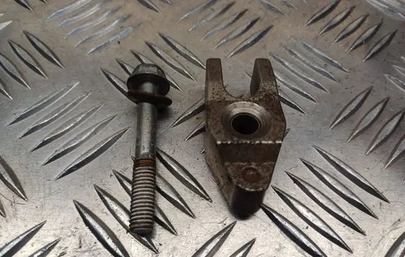 Toyota Yaris Fuel Injector clamp holder 