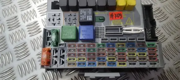 Opel Zafira A Fuse box set 24412497 24431677