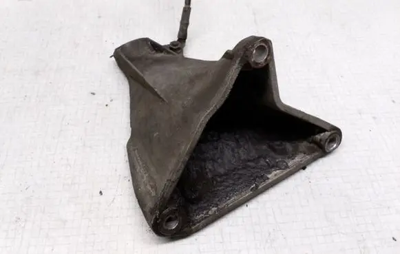 Volkswagen PASSAT B5.5 Engine mounting bracket 8D0199308AB