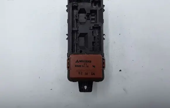 Mitsubishi Carisma Fuse module MB953355