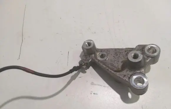 Honda FR-V Engine mounting bracket