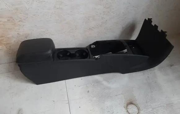 Volvo V50 Center console 8687407