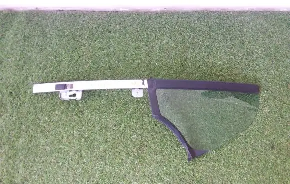 Smart ForTwo I Front door window glass four-door 111000203 0000557