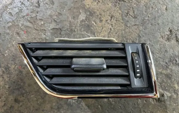 Skoda Octavia Mk3 (5E) Dashboard side air vent grill/cover trim 5E0819702E