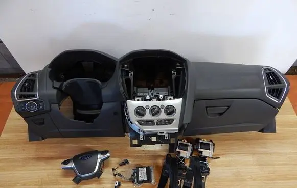 Ford Focus Dashboard 668E13075620 AM51R042B85BEW BM5T14B321CF