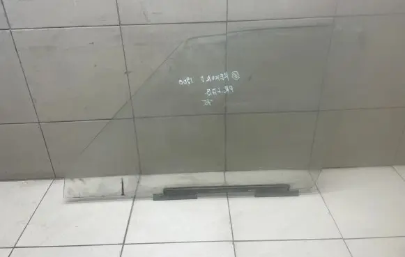 Opel Rekord D Front door window/glass (coupe) 