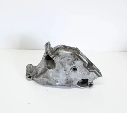 Engine mounting bracket