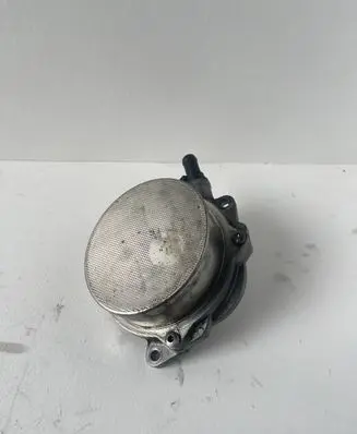 Volkswagen Touareg I Vacuum pump