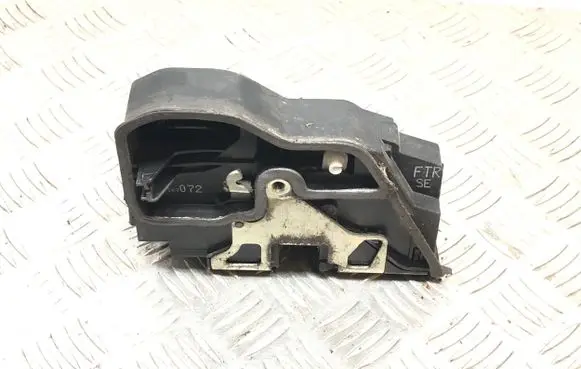 BMW 5 E60 E61 Front door lock 7167072