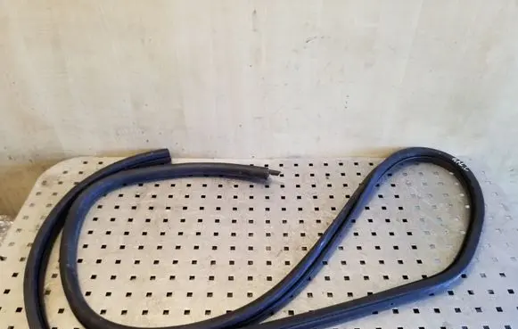 Volkswagen Golf VI Rear door rubber seal (on body) 