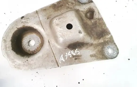 Volkswagen PASSAT B5 Engine mounting bracket 8d0399541b