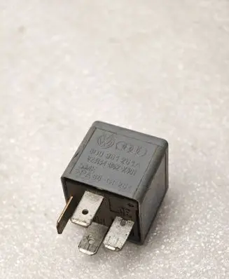 Volkswagen PASSAT B5.5 Other relay 8D0951253A V23134B52X301