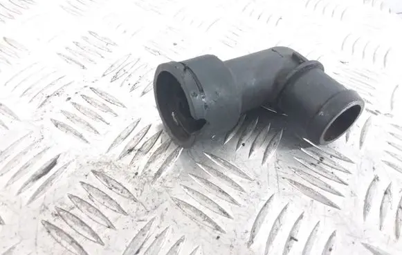 Volkswagen PASSAT B4 Engine coolant pipe/hose 037121619A