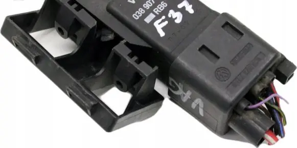 Audi A3 S3 A3 Sportback 8P Glow plug pre-heat relay 038907281D
