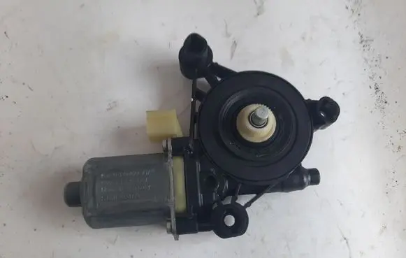 Audi A3 S3 8V Front door window regulator motor 5Q0959801B