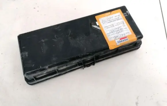 Toyota Previa (XR30, XR40) II Fuse box cover 8267228040 82672-28040
