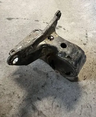 Nissan Primera Engine mount bracket