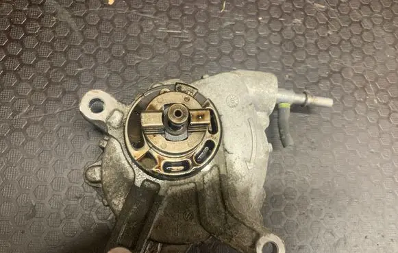 Toyota Corolla Verso AR10 Vacuum pump 11091334
