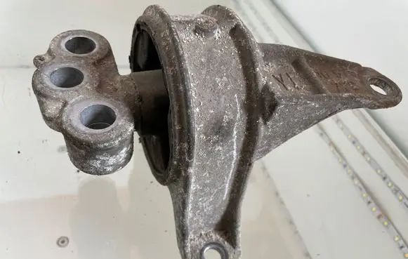 Opel Zafira A Engine mount bracket 90575722