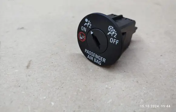 Opel Insignia A Passenger airbag on/off switch 13577258
