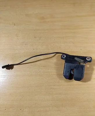 Audi A6 S6 C4 4A Tailgate/trunk/boot lock/catch/latch 4A5827505A