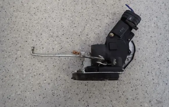 Suzuki Grand Vitara I Rear door lock 