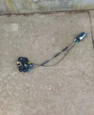 Toyota Avensis T250 Rear door lock 