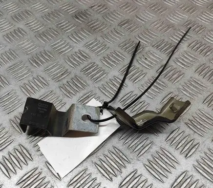 Audi e-tron Fender mounting bracket 4KE821469 4KE821471