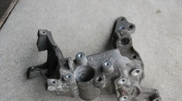 Peugeot 308 Engine mounting bracket 9804121180