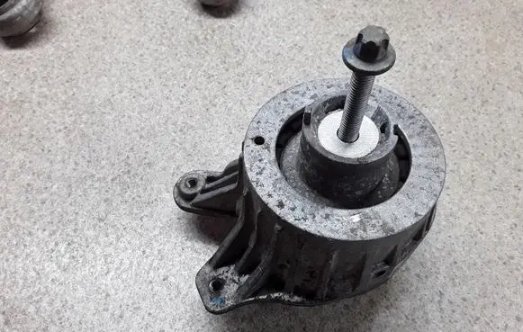 Mercedes-Benz C W205 Engine mount bracket A2052406717