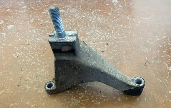 Ford Mondeo Mk III Engine mounting bracket 1S717M125AC