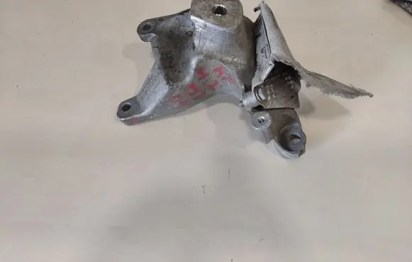 Audi A8 S8 D4 4H Engine mounting bracket 4H0199308AC