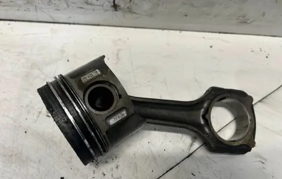 Mercedes-Benz E W211 Piston with connecting rod