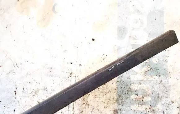 Volkswagen PASSAT B3 Front door trim (molding) 357853515