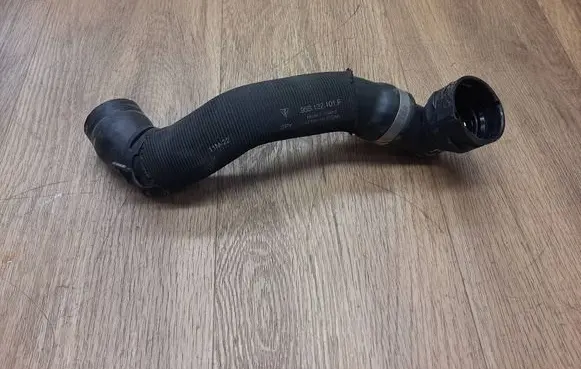 Porsche Macan (95B) Engine coolant pipe/hose 95B122101F