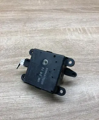Nissan Qashqai Air flap motor/actuator A24842A7702001