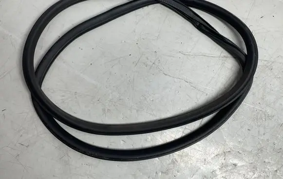 Opel Astra J Front door rubber seal 13259929