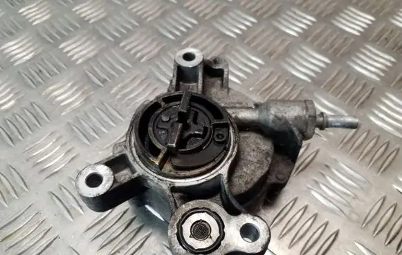 Ford Focus Vacuum pump D1651C2