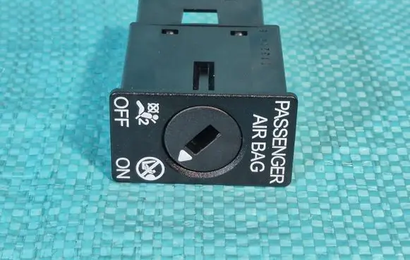 Passenger airbag on/off switch