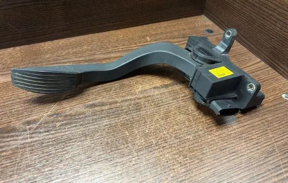 Iveco Daily 3rd gen Accelerator throttle pedal 0281002632506 504061734