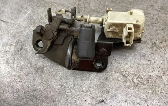 Loading door lock