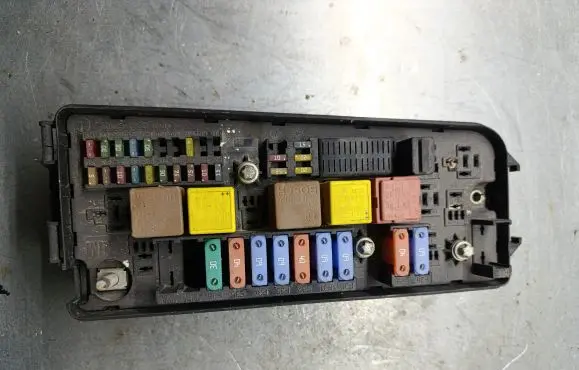 Opel Vectra C Fuse module 13187505