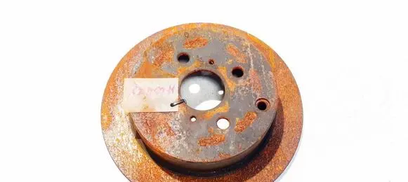 Toyota Yaris Rear brake disc neventiliuojamas