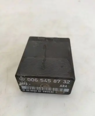 Mercedes-Benz E W124 Fuel pump relay 0065458732 05999660