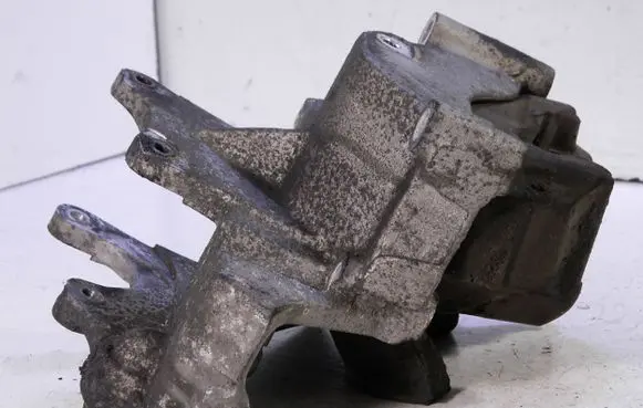 Hyundai Santa Fe Engine mounting bracket