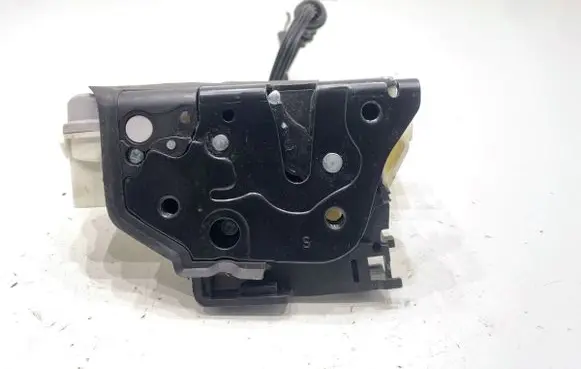 Volkswagen PASSAT B7 Front door lock 